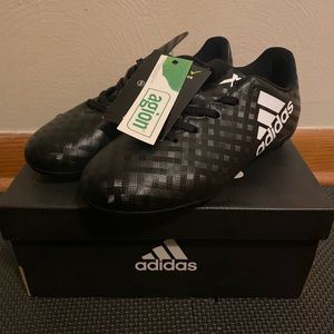 Youth soccer shoes